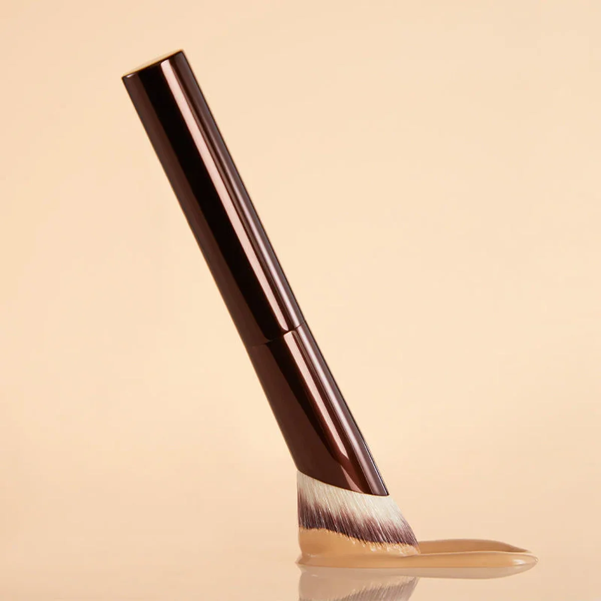 Hourglass Ambient Soft Glow Foundation Brush — фото 3