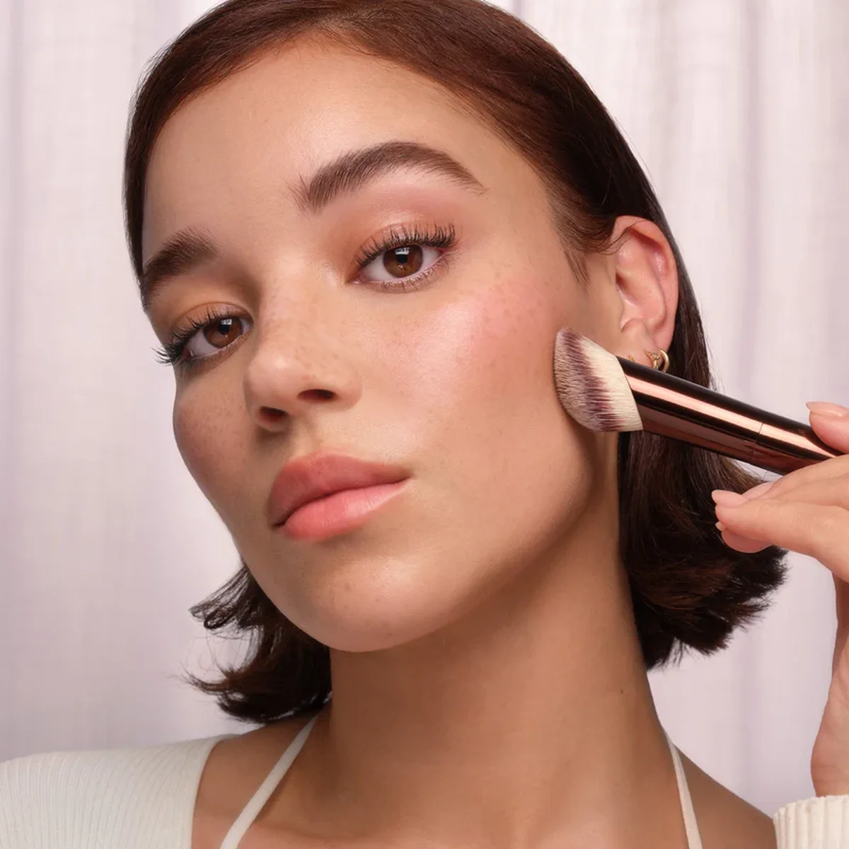 Hourglass Ambient Soft Glow Foundation Brush — фото 2